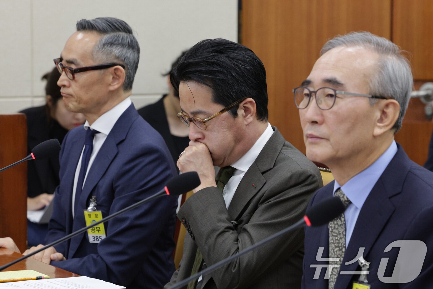 본문 이미지 - 윤종하 MBK파트너스 부회장&#40;왼쪽부터&#41;, 조좌진 롯데카드 대표이사, 김영섭 KT 대표이사가 24일 서울 여의도 국회 과학기술정보방송통신위원회에서 열린 대규모 해킹사고&#40;통신·금융&#41; 관련 청문회에 참석하고 있다. 2025.9.24/뉴스1 ⓒ News1 신웅수 기자