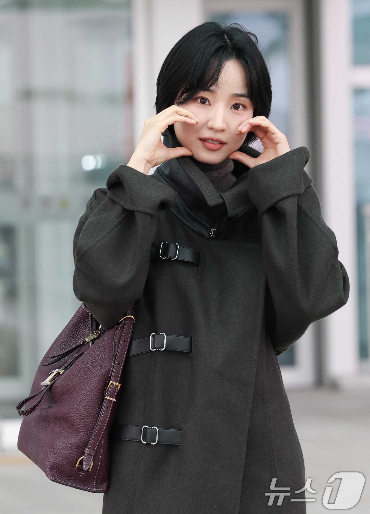 (인천공항=뉴스1) 권현진 기자 = ‘애마’로 떠오른 배우 방효린이 해외 일정을 위해 24일 오전 인천국제공항을 통해 이탈리아 밀라노로 출국하기 전 인사를 하고 있다. 2025.9 …