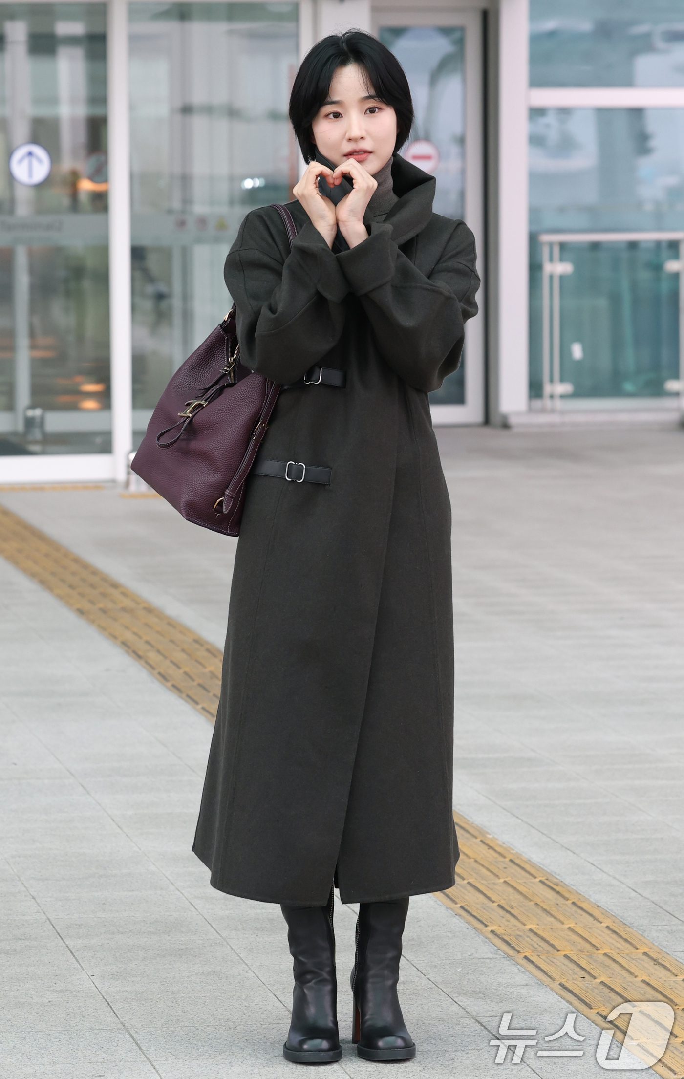 (인천공항=뉴스1) 권현진 기자 = ‘애마’로 떠오른 배우 방효린이 해외 일정을 위해 24일 오전 인천국제공항을 통해 이탈리아 밀라노로 출국하기 전 인사를 하고 있다. 2025.9 …