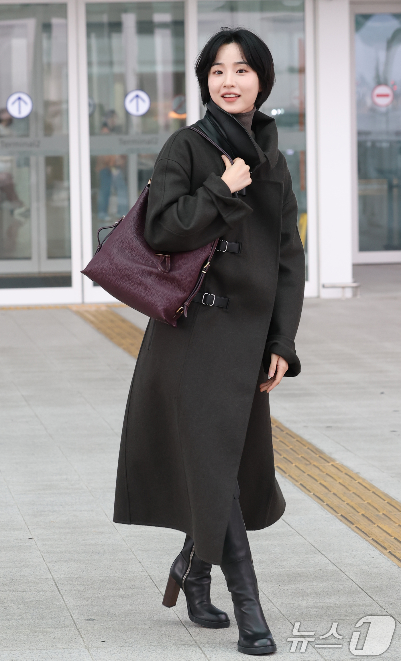 (인천공항=뉴스1) 권현진 기자 = ‘애마’로 떠오른 배우 방효린이 해외 일정을 위해 24일 오전 인천국제공항을 통해 이탈리아 밀라노로 출국하기 전 인사를 하고 있다. 2025.9 …