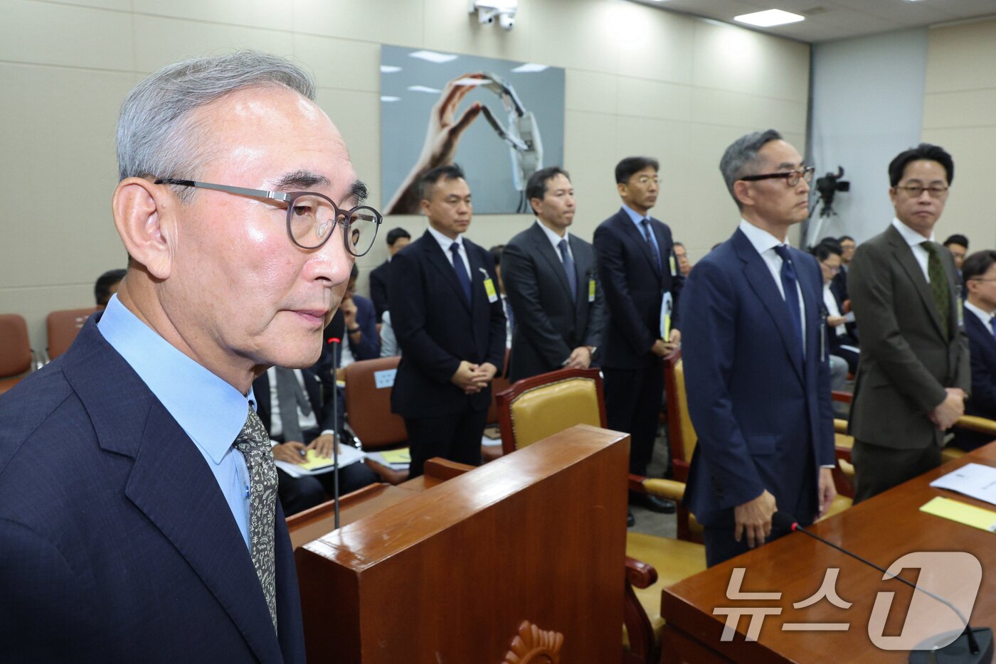 본문 이미지 - 김영섭 KT 대표이사가 24일 서울 여의도 국회 과학기술정보방송통신위원회에서 열린 대규모 해킹사고&#40;통신·금융&#41; 관련 청문회에서 선서문을 전달하기 위해 이동하고 있다. 왼쪽부터 김 대표이사, 윤종하 MBK파트너스 부회장, 조좌진 롯데카드 대표이사. 2025.9.24/뉴스1 ⓒ News1 신웅수 기자