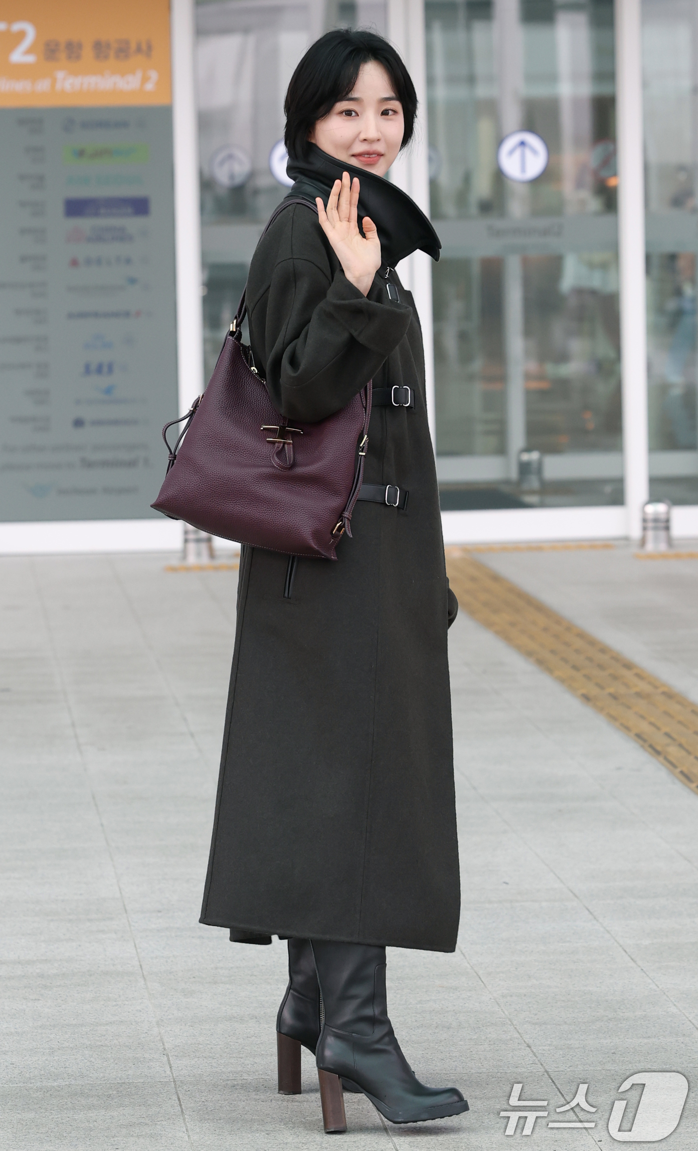 (인천공항=뉴스1) 권현진 기자 = ‘애마’로 떠오른 배우 방효린이 해외 일정을 위해 24일 오전 인천국제공항을 통해 이탈리아 밀라노로 출국하기 전 인사를 하고 있다. 2025.9 …