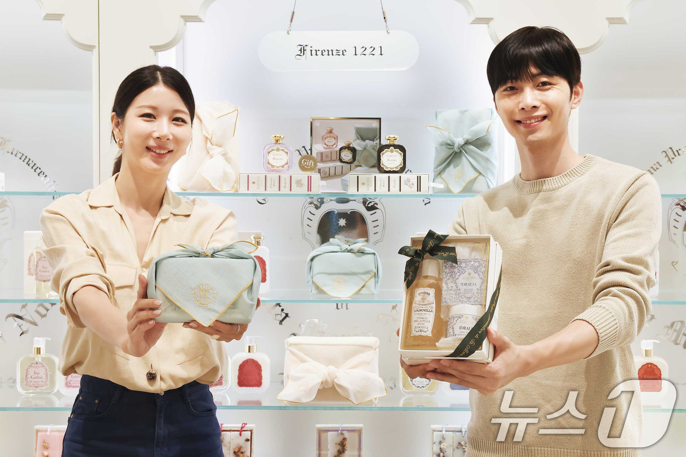 (서울=뉴스1) = 신세계백화점은 강남점, 본점 등 산타마리아노벨라 매장에서 전통 보자기에 인기 상품을 담아 '품격을 더한 향기'로 감사의 마음을 전할 수 있는 패키지를 선보인다고 …