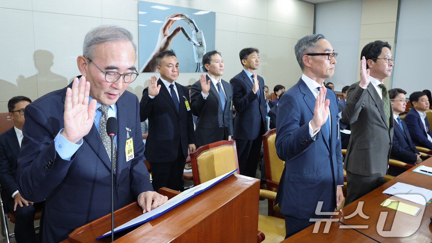 본문 이미지 - 김영섭 KT 대표이사를 비롯한 증인들이 24일 서울 여의도 국회 과학기술정보방송통신위원회에서 열린 대규모 해킹사고&#40;통신·금융&#41; 관련 청문회에서 선서를 하고 있다. 왼쪽부터 김영섭 KT 대표이사, 윤종하 MBK파트너스 부회장, 조좌진 롯데카드 대표이사. 2025.9.24/뉴스1 ⓒ News1 신웅수 기자