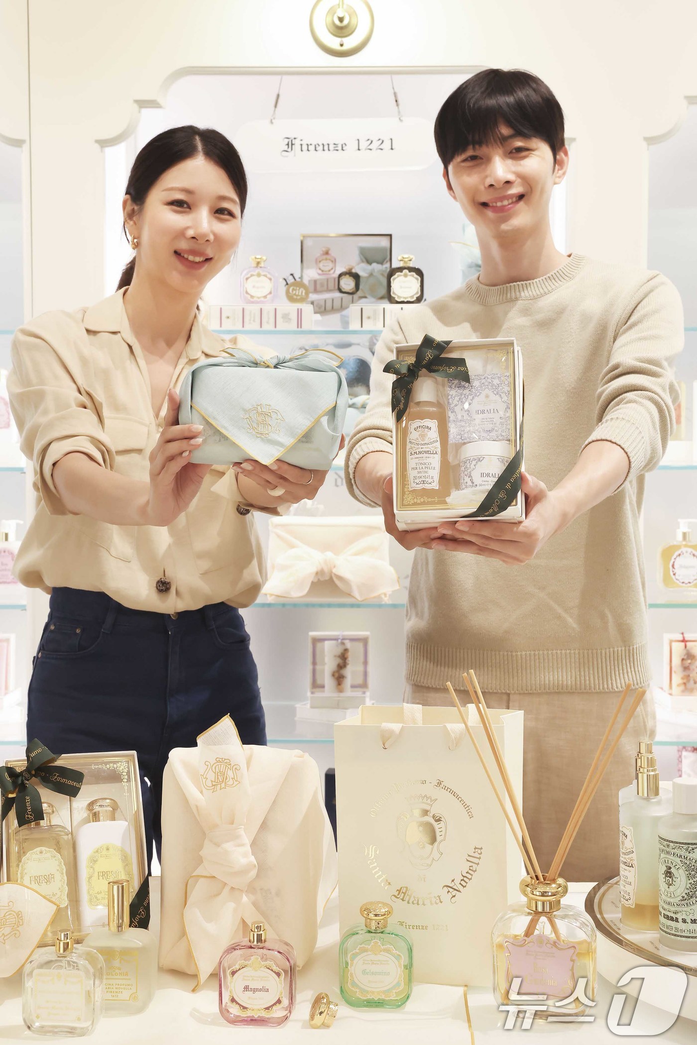 (서울=뉴스1) = 신세계백화점은 강남점, 본점 등 산타마리아노벨라 매장에서 전통 보자기에 인기 상품을 담아 '품격을 더한 향기'로 감사의 마음을 전할 수 있는 패키지를 선보인다고 …