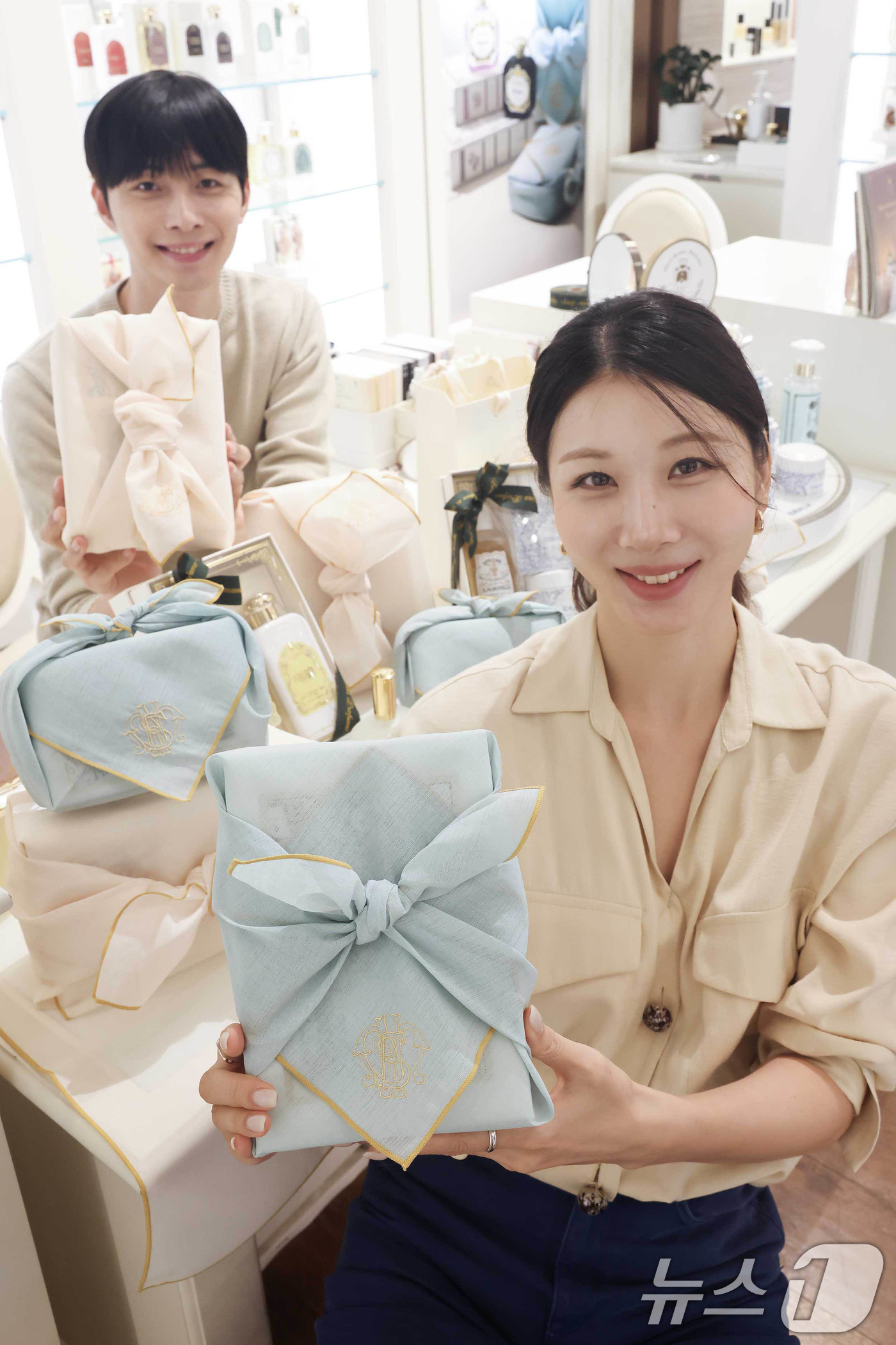 (서울=뉴스1) = 신세계백화점은 강남점, 본점 등 산타마리아노벨라 매장에서 전통 보자기에 인기 상품을 담아 '품격을 더한 향기'로 감사의 마음을 전할 수 있는 패키지를 선보인다고 …