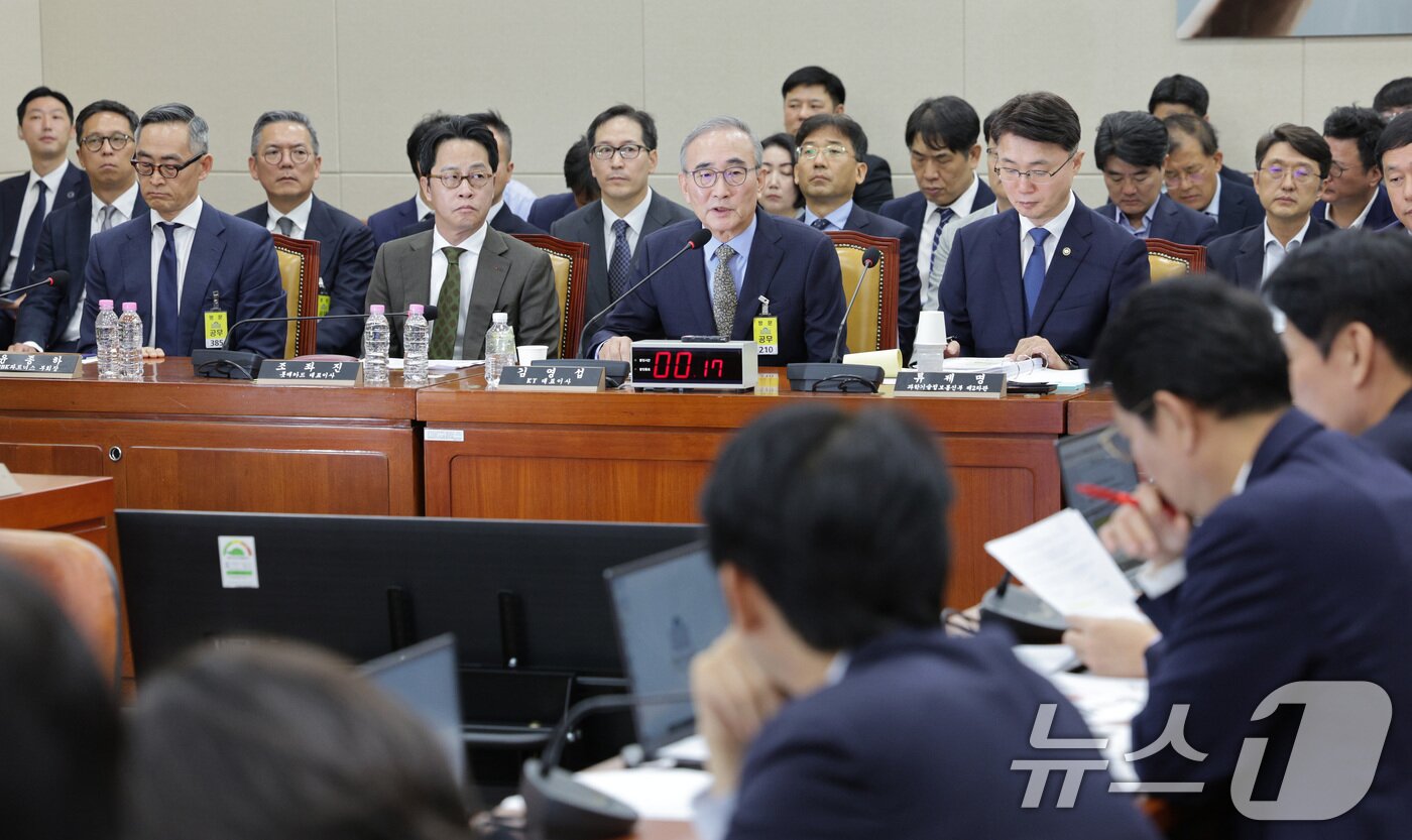 본문 이미지 - 김영섭 KT 대표이사가 24일 서울 여의도 국회 과학기술정보방송통신위원회에서 열린 대규모 해킹사고&#40;통신·금융&#41; 관련 청문회에서 의원 질의에 답변하고 있다. 왼쪽부터 윤종하 MBK파트너스 부회장, 조좌진 롯데카드 대표이사, 김 대표이사, 류제명 과학기술정보통신부 2차관. /뉴스1 ⓒ News1 신웅수 기자