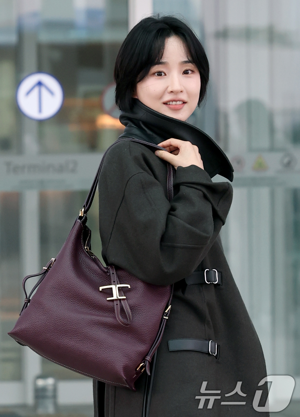 (인천공항=뉴스1) 권현진 기자 = ‘애마’로 떠오른 배우 방효린이 해외 일정을 위해 24일 오전 인천국제공항을 통해 이탈리아 밀라노로 출국하기 전 인사를 하고 있다. 2025.9 …