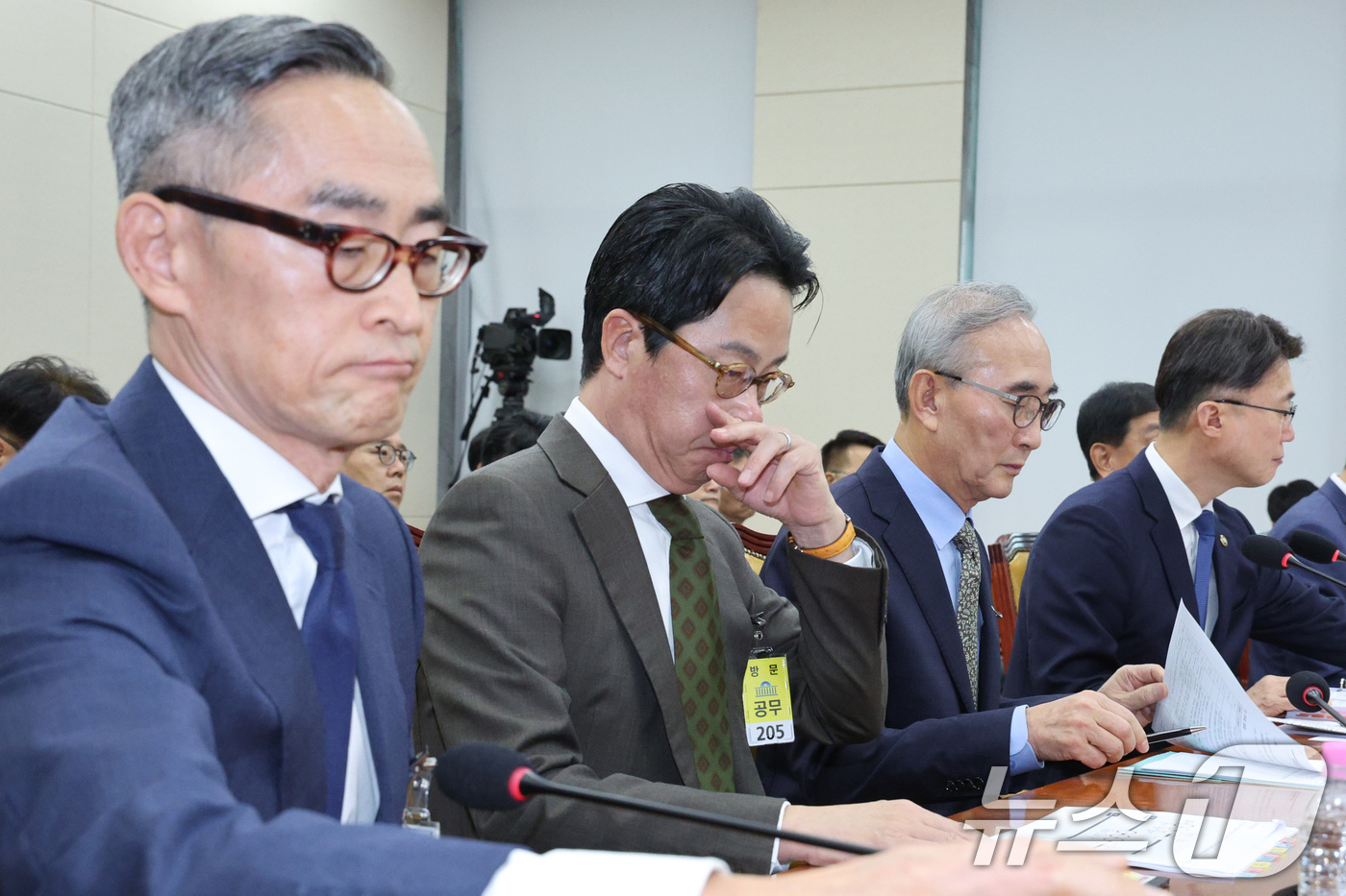 (서울=뉴스1) 신웅수 기자 = 윤종하 MBK파트너스 부회장(왼쪽부터), 조좌진 롯데카드 대표이사, 김영섭 KT 대표이사, 류제명 과학기술정보통신부 2차관이 24일 서울 여의도 국 …