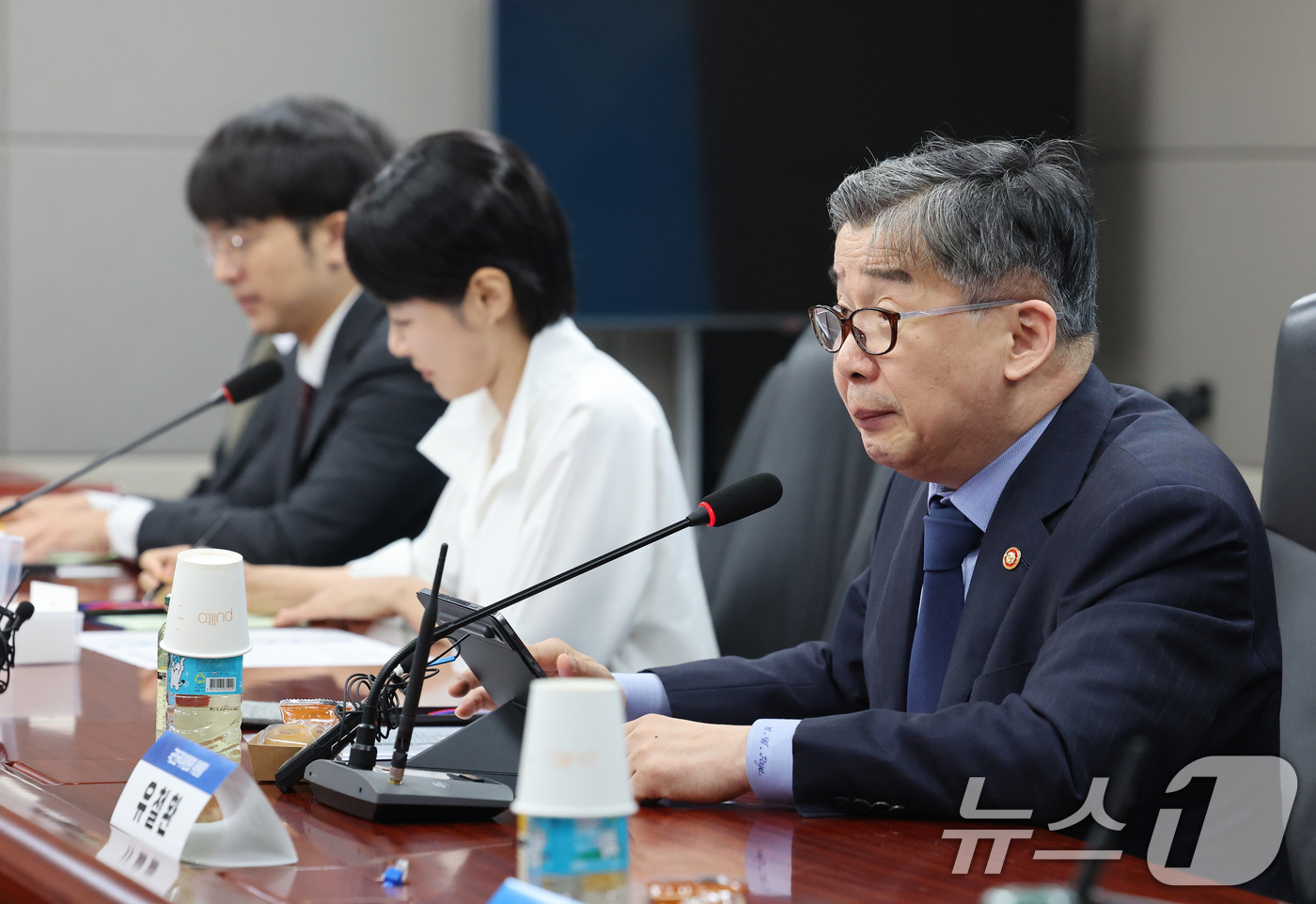 (서울=뉴스1) 임세영 기자 = 유철환 국민권익위원회 위원장이 24일 서울 종로구 정부서울청사에서 열린 국민권익위원회 자립준비청년 멘토링 제2기 멘토 위촉식에서 모두발언을 하고 있 …