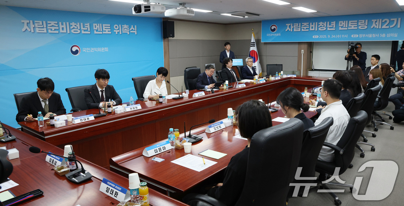 (서울=뉴스1) 임세영 기자 = 유철환 국민권익위원회 위원장이 24일 서울 종로구 정부서울청사에서 열린 국민권익위원회 자립준비청년 멘토링 제2기 멘토 위촉식에서 모두발언을 하고 있 …