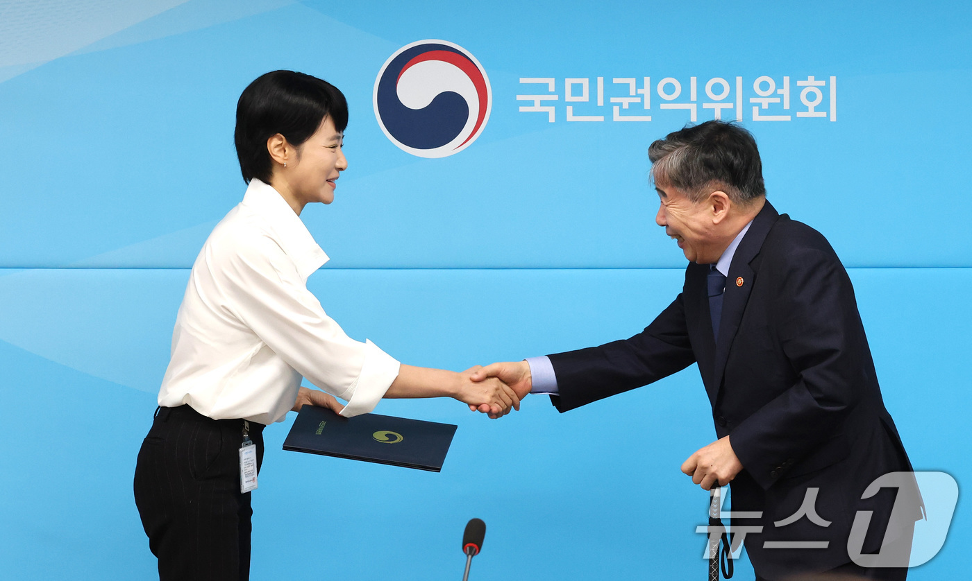 (서울=뉴스1) 임세영 기자 = 김주하 자립준비청년 명예멘토가 24일 서울 종로구 정부서울청사에서 열린 국민권익위원회 자립준비청년 멘토링 제2기 멘토 위촉식에서 유철환 국민권익위원 …