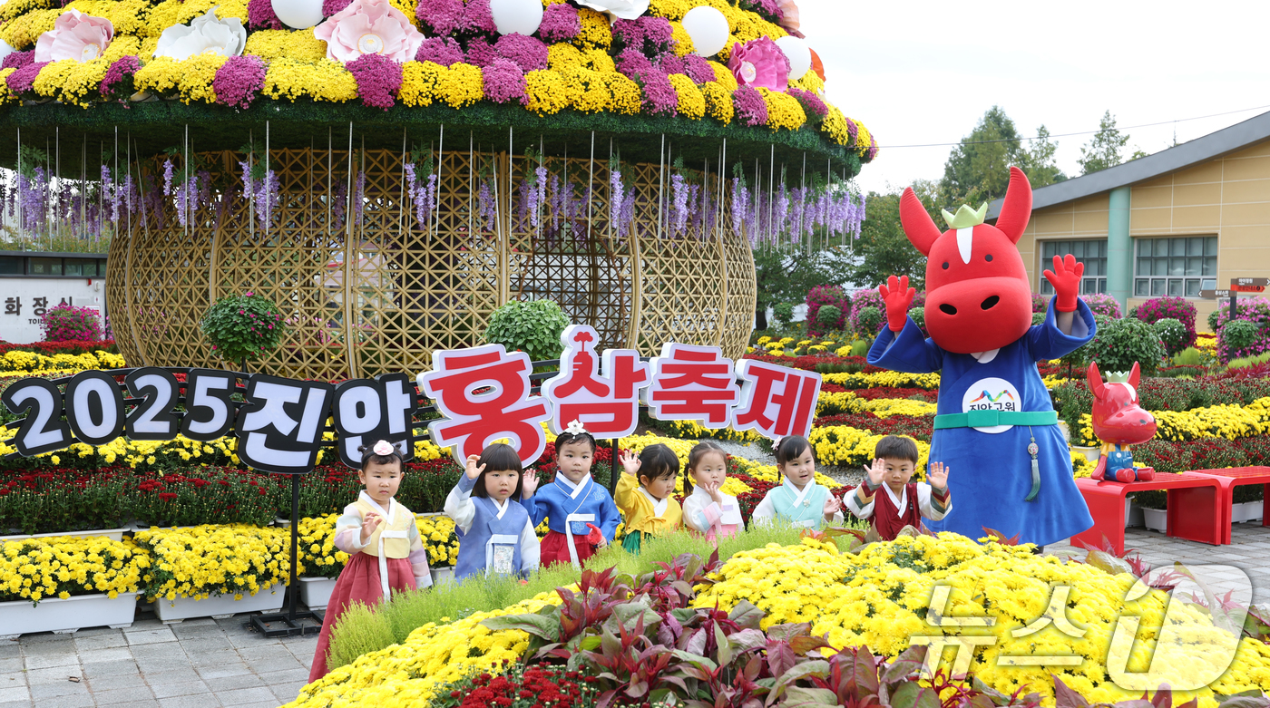 (진안=뉴스1) 유경석 기자 = 2025 진안 홍삼축제를 이틀 앞둔 24일 전북 진안군 마이산 북부 일원에서 어린이들이 사전 체험을 마치고 기념촬영을 하고 있다. 2025.9.24 …