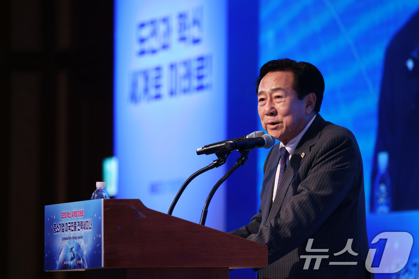 (서울=뉴스1) = 김기문 중소기업중앙회 회장이 24일 제주 롯데호텔 크리스탈볼룸에서 열린 '중소기업 미국진출 전략 세미나'에서 발언하고 있다. (중소기업중앙회 제공. 재판매 및 …