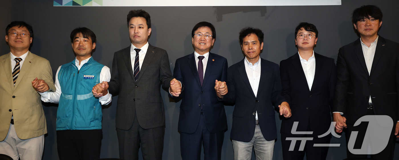 (서울=뉴스1) 오대일 기자 = 최교진 사회부총리 겸 교육부 장관(가운데)이 24일 서울 여의도의 한 식당에서 열린 교원노조 및 교원단체 오찬 간담회에서 참석자들과 기념촬영을 하고 …