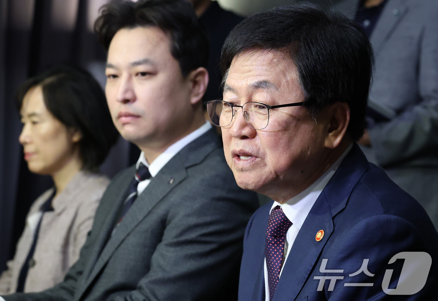 (서울=뉴스1) 오대일 기자 = 최교진 사회부총리 겸 교육부 장관이 24일 서울 여의도의 한 식당에서 열린 교원노조 및 교원단체 오찬 간담회에서 모두발언을 하고 있다.최 부총리는 …