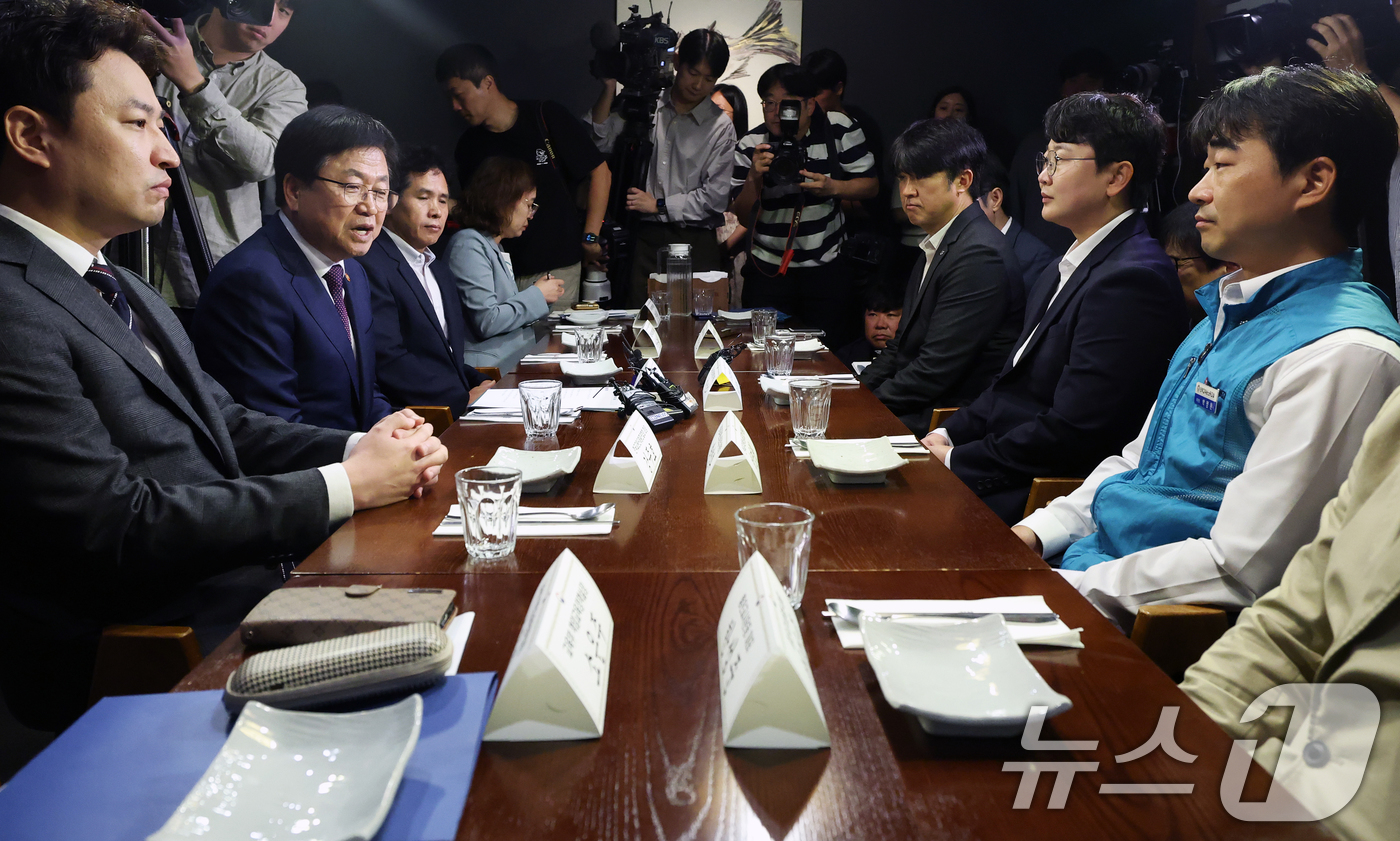 (서울=뉴스1) 오대일 기자 = 최교진 사회부총리 겸 교육부 장관이 24일 서울 여의도의 한 식당에서 열린 교원노조 및 교원단체 오찬 간담회에서 모두발언을 하고 있다.최 부총리는 …