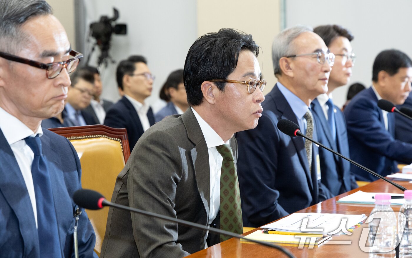 본문 이미지 - 24일 서울 여의도 국회에서 열린 제429회국회&#40;정기회&#41; 국회 과학기술정보방송통신위원회 대규모 해킹사고&#40;통신·금융&#41; 관련 청문회에 출석한 조좌진 롯데카드 대표이사가 의원 질의에 답변하고 있다. ⓒ News1 이승배 기자