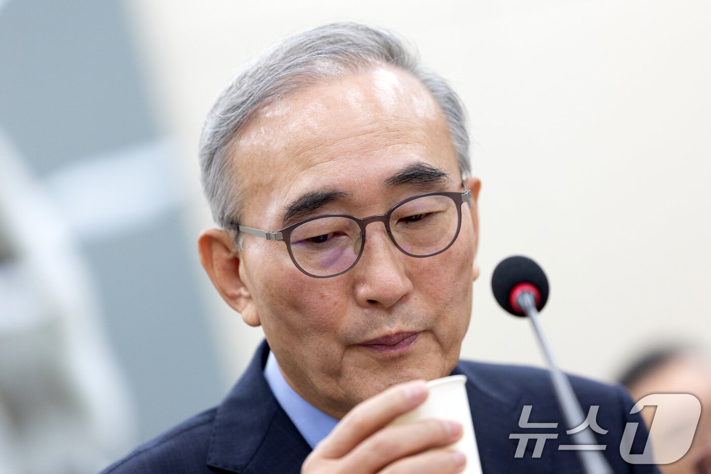 본문 이미지 - 24일 서울 여의도 국회에서 열린 제429회국회&#40;정기회&#41; 국회 과학기술정보방송통신위원회 대규모 해킹사고&#40;통신·금융&#41; 관련 청문회에 출석한 김영섭 KT 대표가 물을 마시고 있다. ⓒ News1 이승배 기자