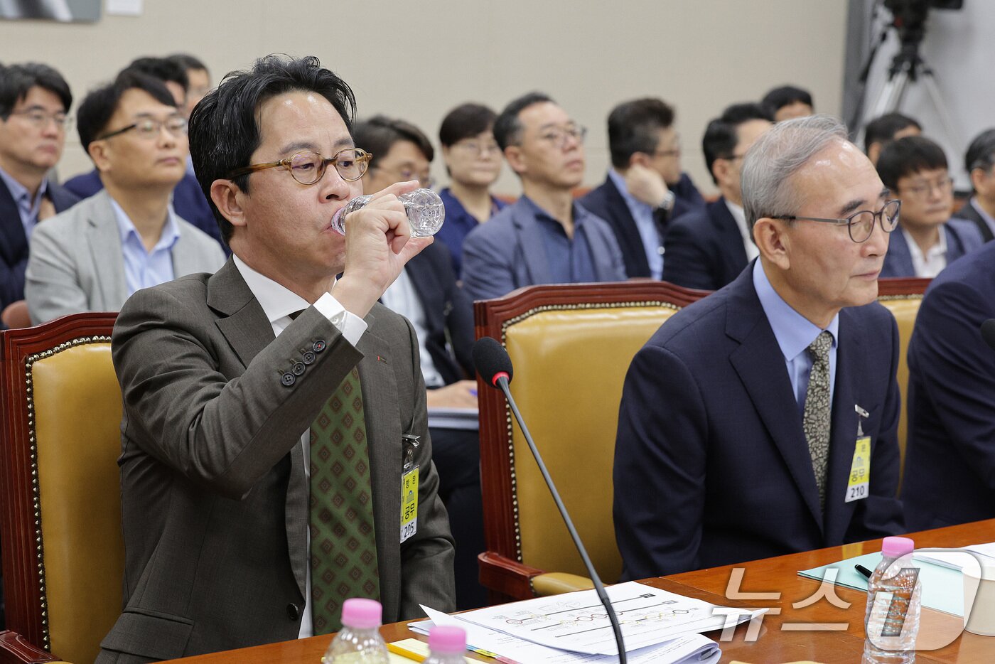 본문 이미지 - 조좌진 롯데카드 대표이사가 24일 서울 여의도 국회 과학기술정보방송통신위원회에서 열린 대규모 해킹사고&#40;통신·금융&#41; 관련 청문회에서 목을 축이고 있다. 오른쪽은 김영섭 KT 대표이사. 2025.9.24/뉴스1 ⓒ News1 신웅수 기자
