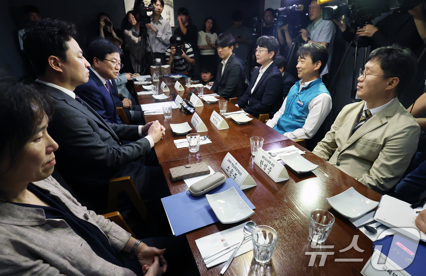 (서울=뉴스1) 오대일 기자 = 최교진 사회부총리 겸 교육부 장관이 24일 서울 여의도의 한 식당에서 열린 교원노조 및 교원단체 오찬 간담회에서 모두발언을 하고 있다.최 부총리는 …