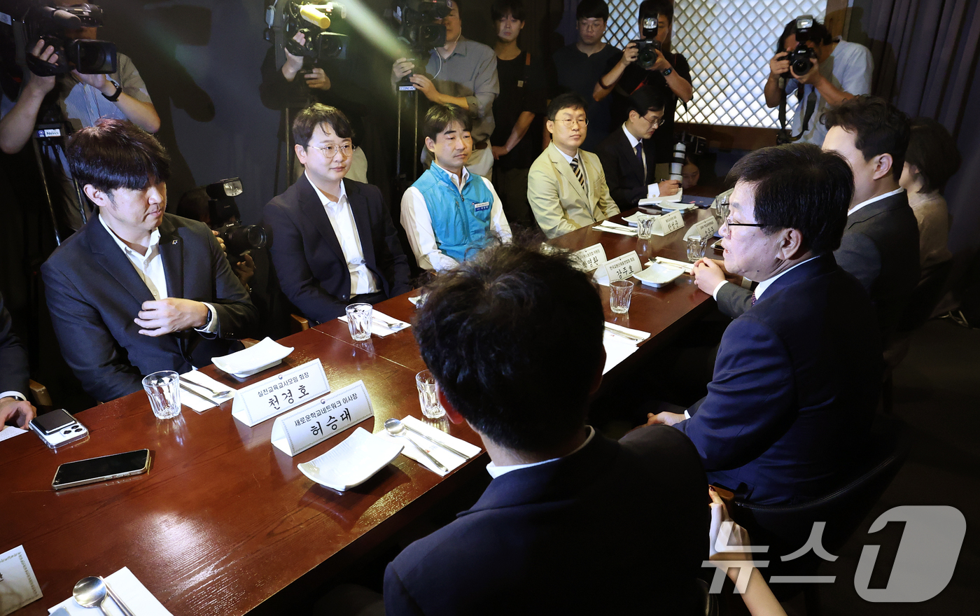 (서울=뉴스1) 오대일 기자 = 최교진 사회부총리 겸 교육부 장관이 24일 서울 여의도의 한 식당에서 열린 교원노조 및 교원단체 오찬 간담회에서 모두발언을 하고 있다.최 부총리는 …