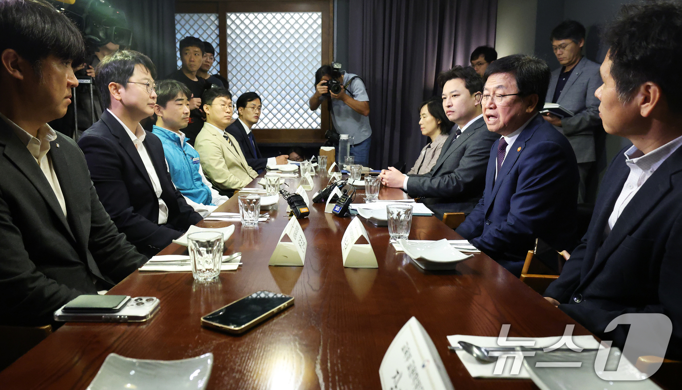 (서울=뉴스1) 오대일 기자 = 최교진 사회부총리 겸 교육부 장관이 24일 서울 여의도의 한 식당에서 열린 교원노조 및 교원단체 오찬 간담회에서 모두발언을 하고 있다.최 부총리는 …