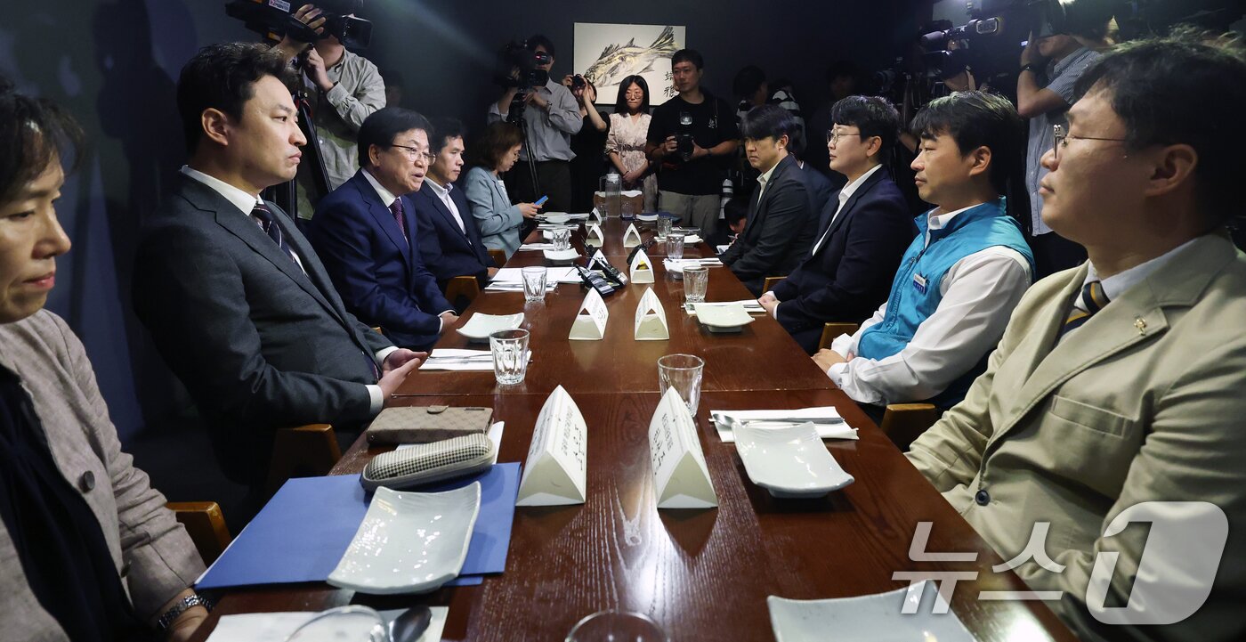 본문 이미지 - 최교진 사회부총리 겸 교육부 장관이 고교학점제 등 교육 현안에 대한 의견을 듣기 위해 9월 24일 마련한 교원노조·교원단체와의 오찬 간담회에서 모두발언을 하고 있다. /뉴스1 ⓒ News1 오대일 기자