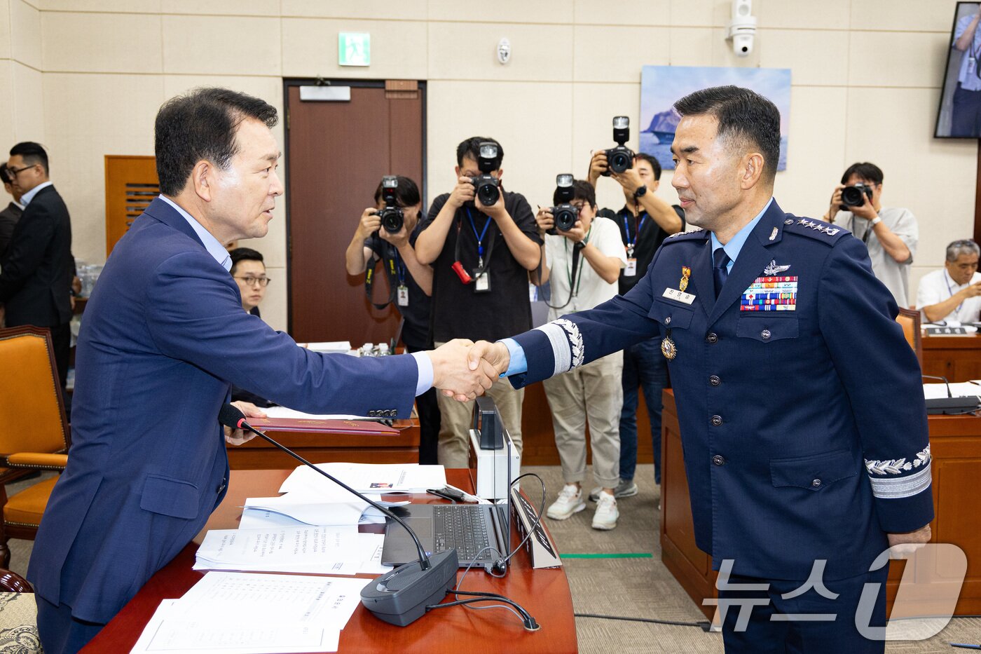 본문 이미지 - 진영승 합동참모의장 후보자가 24일 서울 여의도 국회에서 열린 국방위원회의 합동참모의장후보자 인사청문회에 출석해 성일종 국방위원장에게 선서문을 전달한 후 인사하고 있다. 2025.9.24/뉴스1 ⓒ News1 유승관 기자
