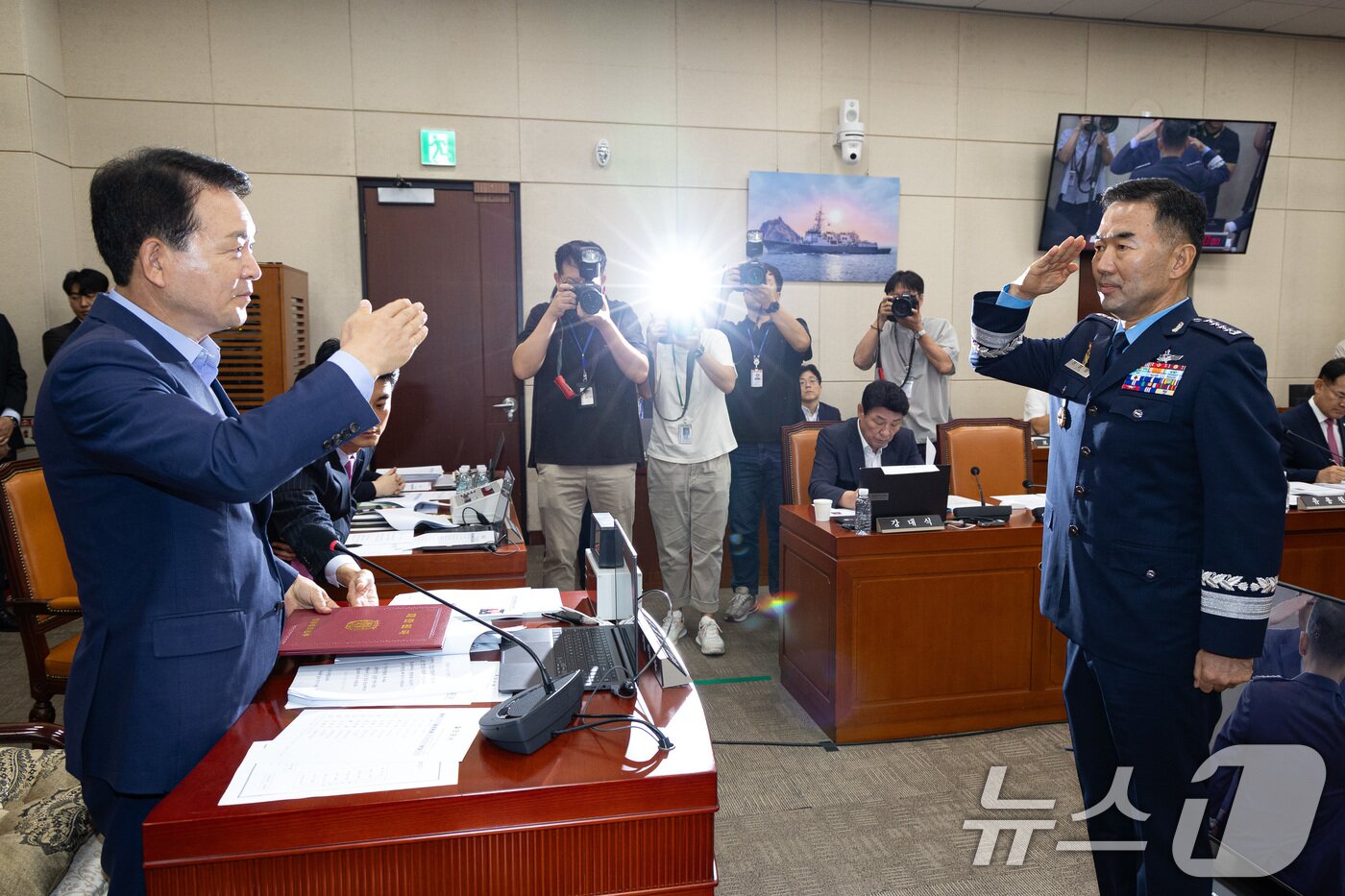 본문 이미지 - 진영승 합동참모의장 후보자가 24일 서울 여의도 국회에서 열린 국방위원회의 합동참모의장후보자 인사청문회에 출석해 성일종 국방위원장에게 선서문을 전달한 후 거수경례하고 있다. 2025.9.24/뉴스1 ⓒ News1 유승관 기자