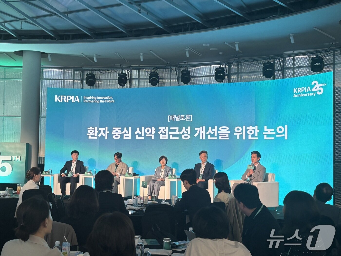 본문 이미지 - 패널 토론에서는 이의경 성균관대 교수를 좌장으로, 김태경 법무법인 화우 전문위원과 어윤호 데일리팜 기자, 여동호 LG화학 마켓 어세스 담당, 조재민 한국릴리 상무 등이 패널로 참여했다. (김정은 기자)