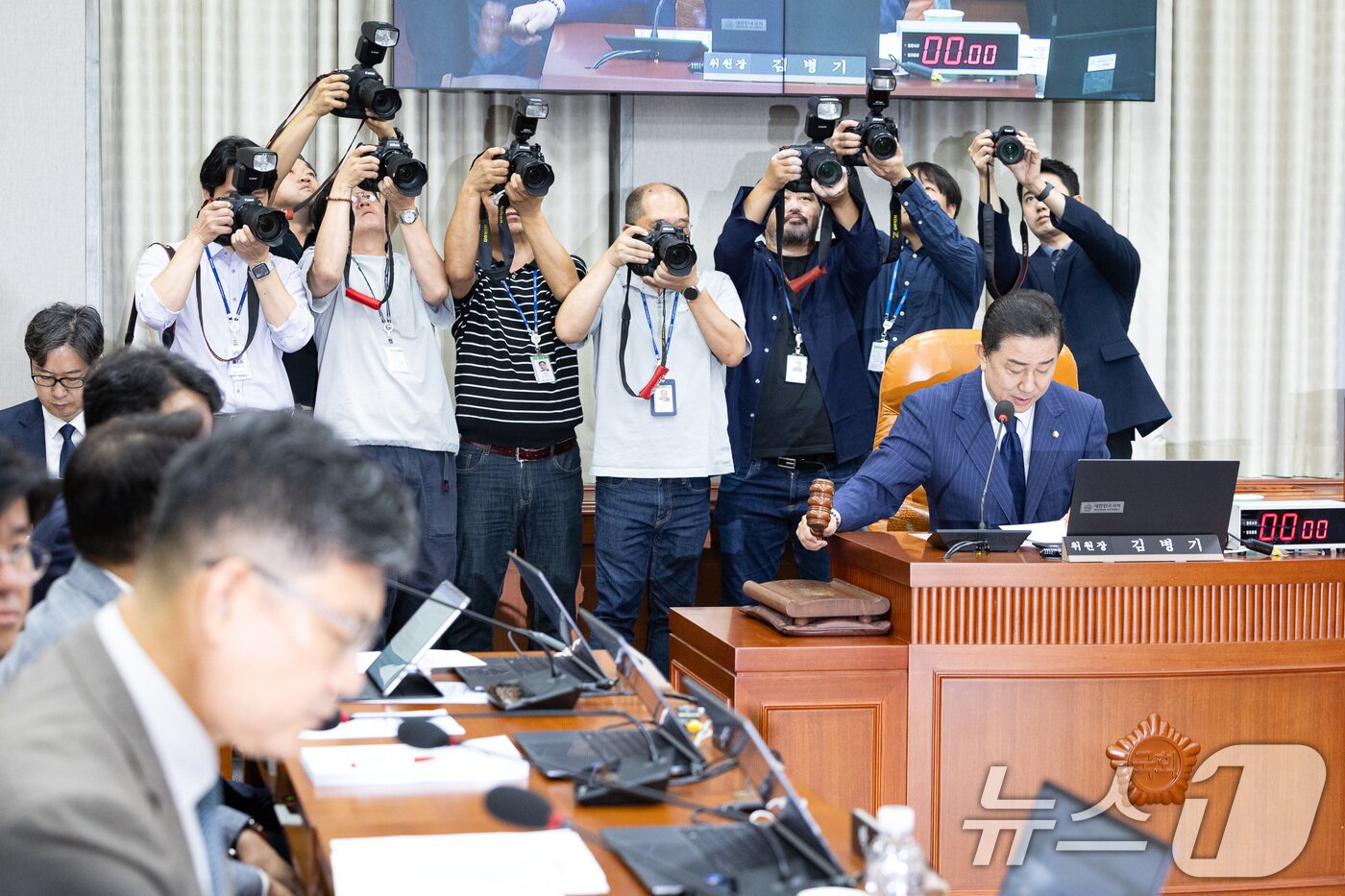 본문 이미지 - 김병기 국회 운영위원장이 지난 9월 24일 서울 여의도 국회에서 열린 제429회 국회(정기회) 국회운영위원회 제2차 전체회의에서 의사봉을 두드리고 있다. 2025.9.24/뉴스1 ⓒ News1 유승관 기자