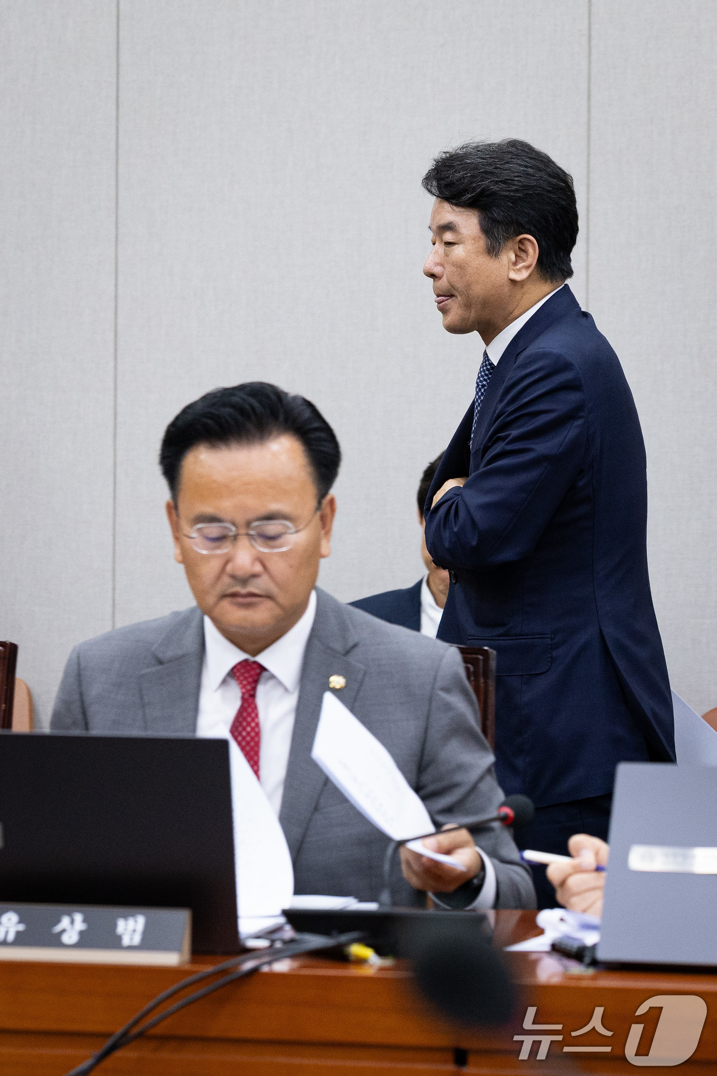 (서울=뉴스1) 유승관 기자 = 문진석 더불어민주당 원내운영수석부대표가 24일 서울 여의도 국회에서 열린 제429회 국회(정기회) 국회운영위원회 제2차 전체회의에서 유상범 국민의힘 …