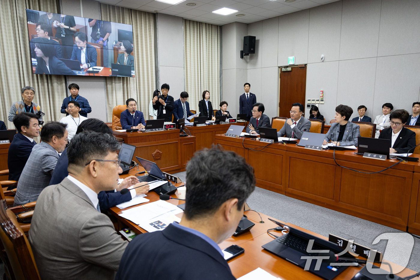 (서울=뉴스1) 유승관 기자 = 김병기 국회 운영위원장이 24일 서울 여의도 국회에서 열린 제429회 국회(정기회) 국회운영위원회 제2차 전체회의를 주재하고 있다. 2025.9.2 …