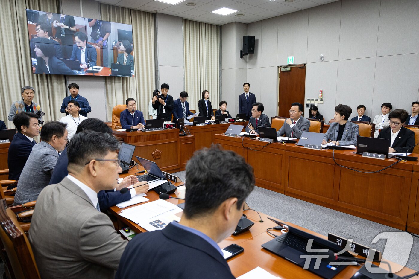 본문 이미지 - 김병기 국회 운영위원장이 지난 24일 서울 여의도 국회에서 열린 제429회 국회(정기회) 국회운영위원회 제2차 전체회의를 주재하고 있다. 2025.9.24/뉴스1 ⓒ News1 유승관 기자