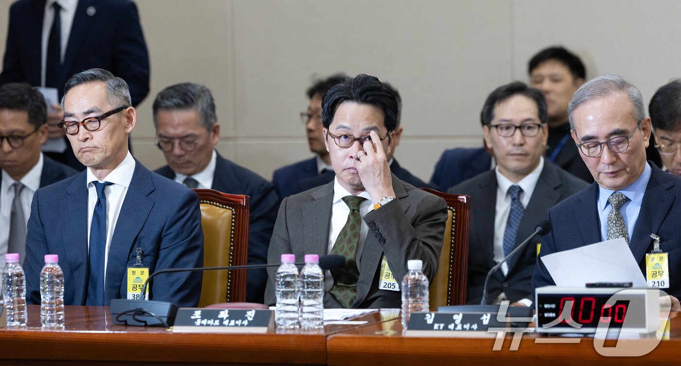 본문 이미지 - 윤종하 MBK파트너스 부회장(왼쪽부터), 조좌진 롯데카드 대표이사, 김영섭 KT 대표이사가 24일 서울 여의도 국회 과학기술정보방송통신위원회에서 열린 대규모 해킹사고(통신·금융) 관련 청문회에 출석해 있다. 2025.9.24/뉴스1 ⓒ News1 이승배 기자