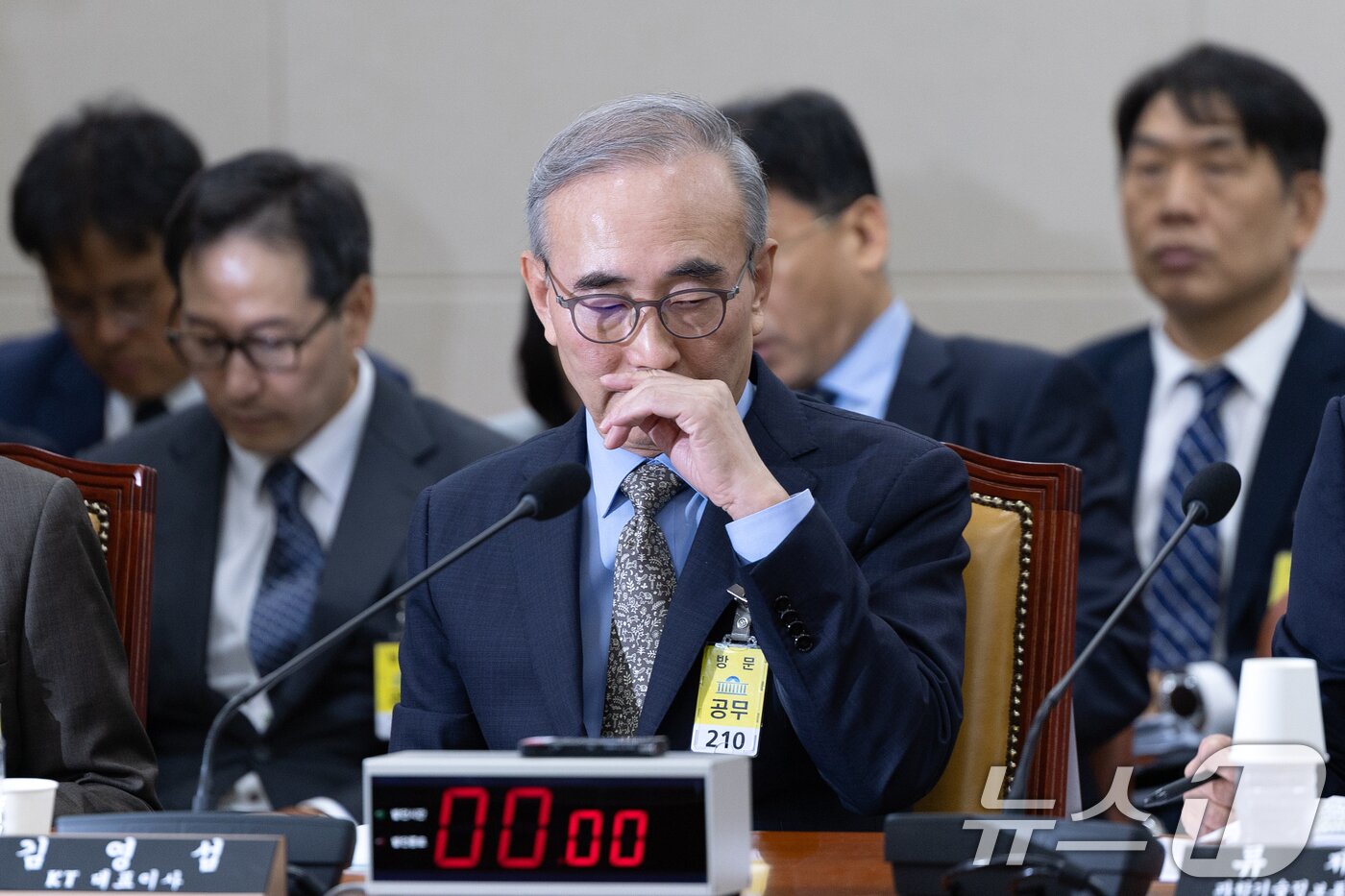 본문 이미지 - 김영섭 KT 대표이사가 24일 서울 여의도 국회 과학기술정보방송통신위원회에서 열린 대규모 해킹사고&#40;통신·금융&#41; 관련 청문회에 출석해 있다. 2025.9.24/뉴스1 ⓒ News1 이승배 기자