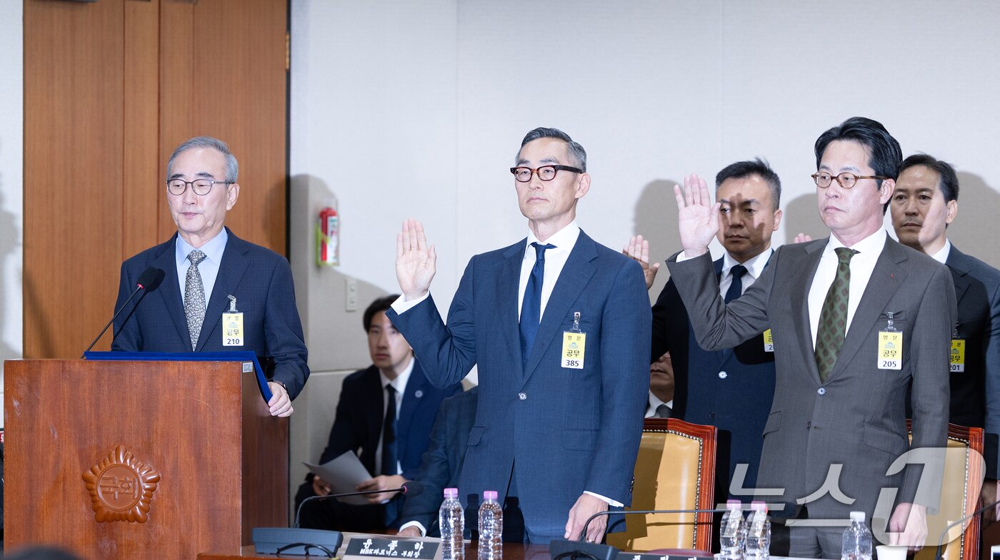 본문 이미지 - 김영섭 KT 대표이사(왼쪽부터), 윤종하 MBK파트너스 부회장, 조좌진 롯데카드 대표이사가 24일 서울 여의도 국회 과학기술정보방송통신위원회에서 열린 대규모 해킹사고(통신·금융) 관련 청문회에 출석해 증인 선서하고 있다. 2025.9.24/뉴스1 ⓒ News1 이승배 기자
