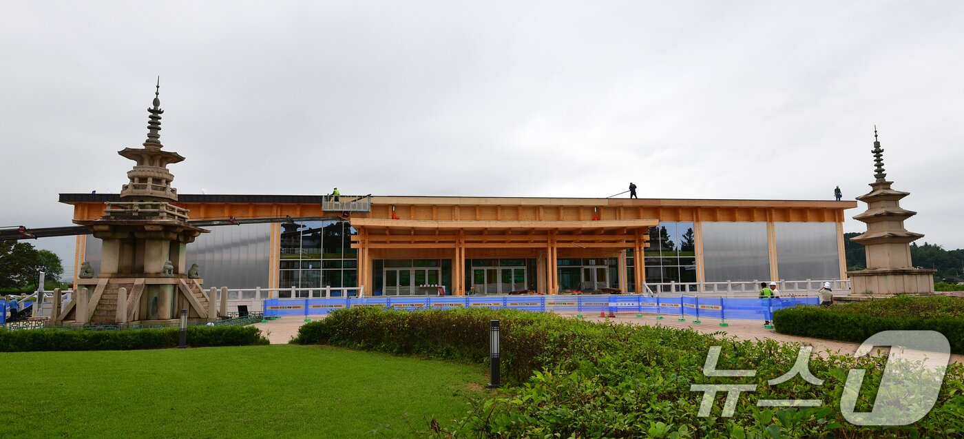 본문 이미지 - 지난달 24일 국립경주박물관에서 공사 중인 'APEC 2025 정상회의 시설'이 제모습을 갖춰가고 있다. 이곳은 각국 정상들의 만찬장으로 사용할 계획이었지만 정부가 라한셀렉트 경주로 만찬장을 변경하면서 글로벌 CEO들의 미팅 장소 등으로 사용될 계획이다. 2025.9.24/뉴스1 ⓒ News1 최창호 기자