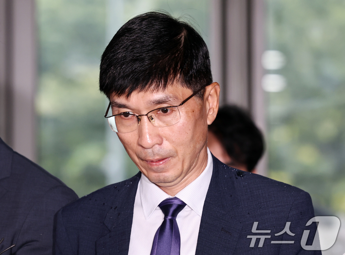 (서울=뉴스1) 구윤성 기자 = 임기훈 전 국방비서관이 24일 오후 참고인 신분으로 조사를 받기 위해 서울 서초구 순직해병특별검사팀 사무실에 출석하고 있다. 2025.9.24/뉴스 …