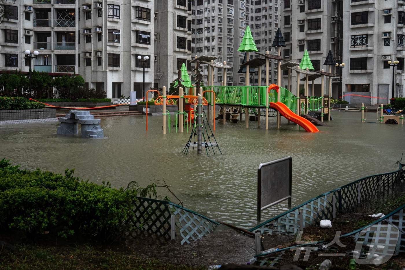 (홍콩 AFP=뉴스1) 권준언 기자 = 24일(현지시간) 태풍 라가사가 홍콩을 강타하면서 홍수가 발생해 놀이터가 물에 잠겨있는 모습. 2025.09.24.ⓒ AFP=뉴스1