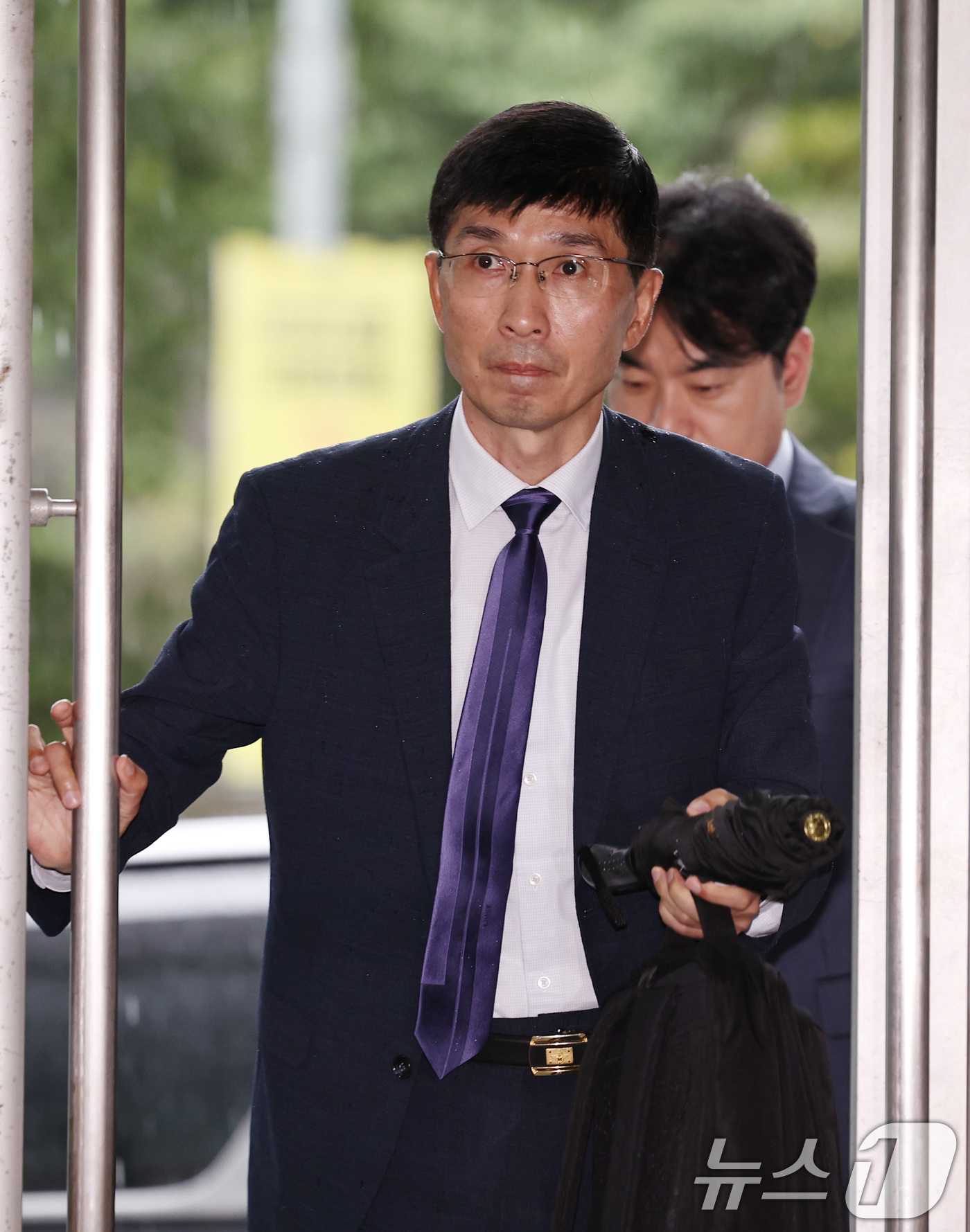 (서울=뉴스1) 구윤성 기자 = 임기훈 전 국방비서관이 24일 오후 참고인 신분으로 조사를 받기 위해 서울 서초구 순직해병특별검사팀 사무실에 출석하고 있다. 2025.9.24/뉴스 …