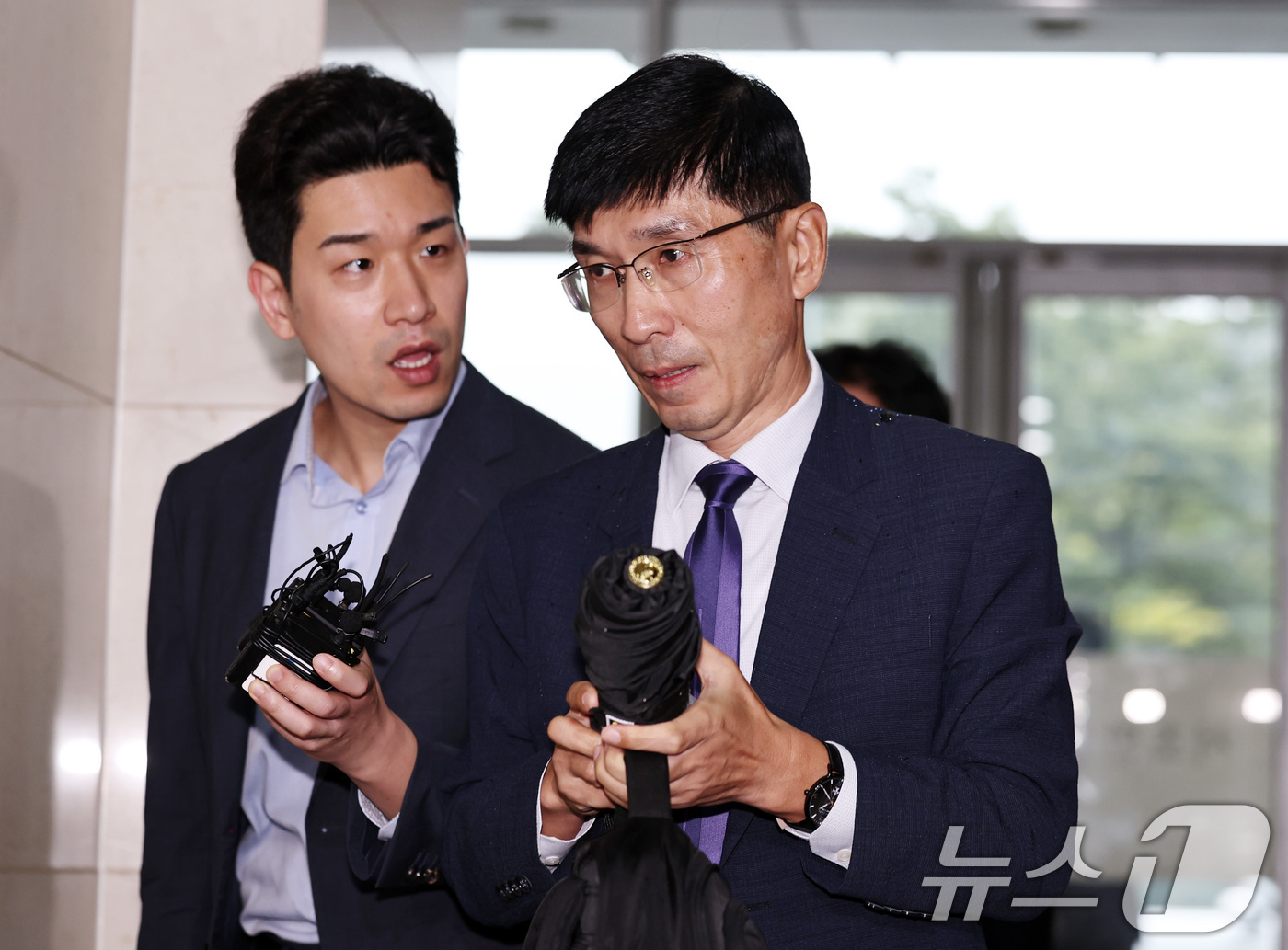 (서울=뉴스1) 구윤성 기자 = 임기훈 전 국방비서관이 24일 오후 참고인 신분으로 조사를 받기 위해 서울 서초구 순직해병특별검사팀 사무실에 출석하고 있다. 2025.9.24/뉴스 …