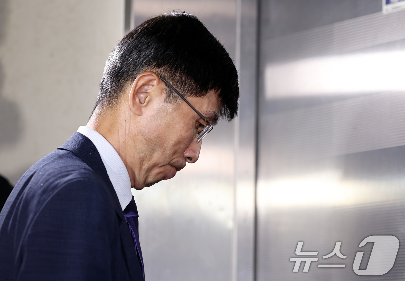 (서울=뉴스1) 구윤성 기자 = 임기훈 전 국방비서관이 24일 오후 참고인 신분으로 조사를 받기 위해 서울 서초구 순직해병특별검사팀 사무실에 출석하고 있다. 2025.9.24/뉴스 …