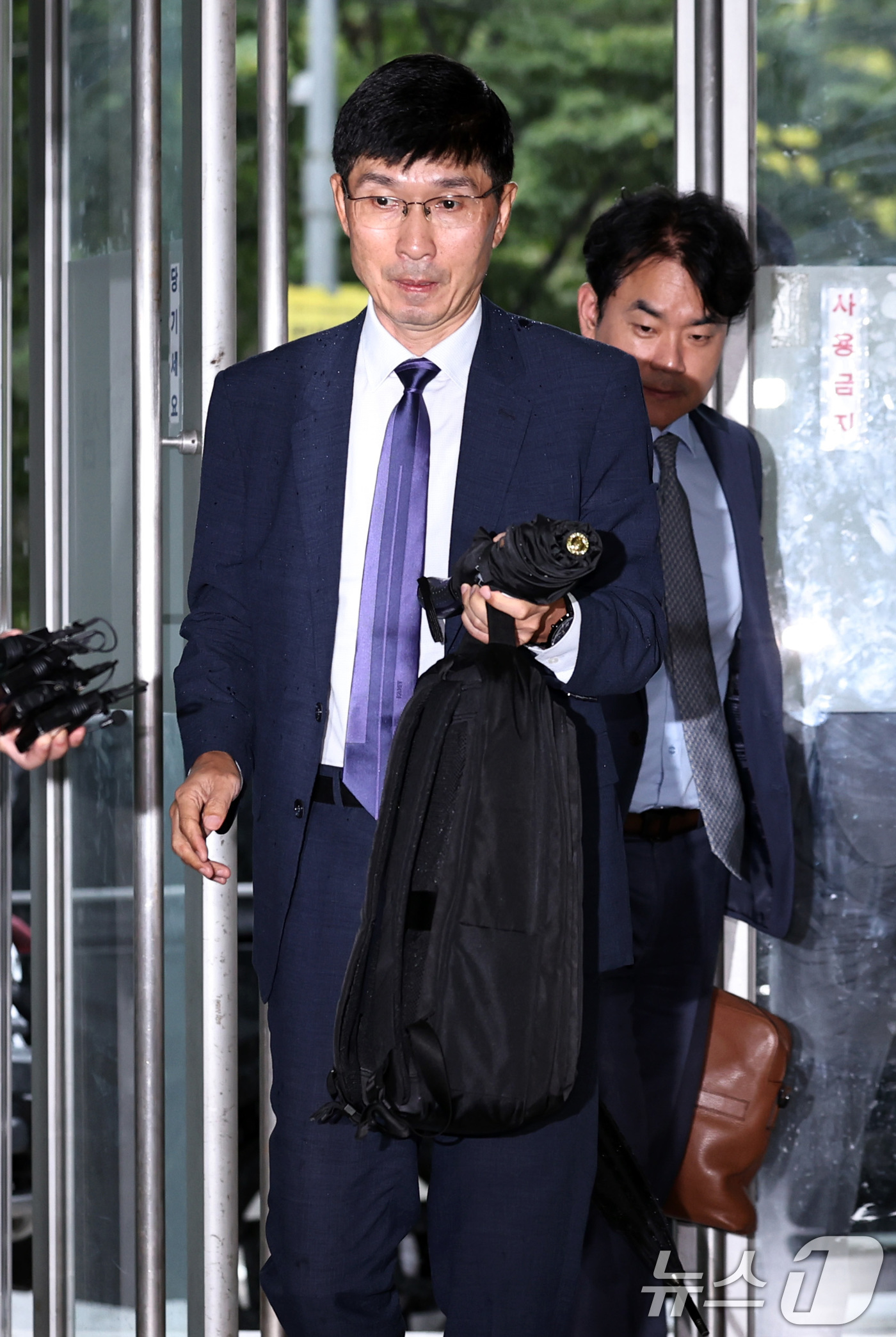 (서울=뉴스1) 구윤성 기자 = 임기훈 전 국방비서관이 24일 오후 참고인 신분으로 조사를 받기 위해 서울 서초구 순직해병특별검사팀 사무실에 출석하고 있다. 2025.9.24/뉴스 …