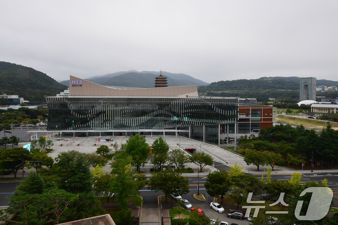 본문 이미지 - 경북 경주시 화백컨벤션센터의 APEC 정상회의 회의장과 국제미디어센터 등의 마무리 공사가 한창이다. 2025.9.24/뉴스1 ⓒ News1 최창호 기자