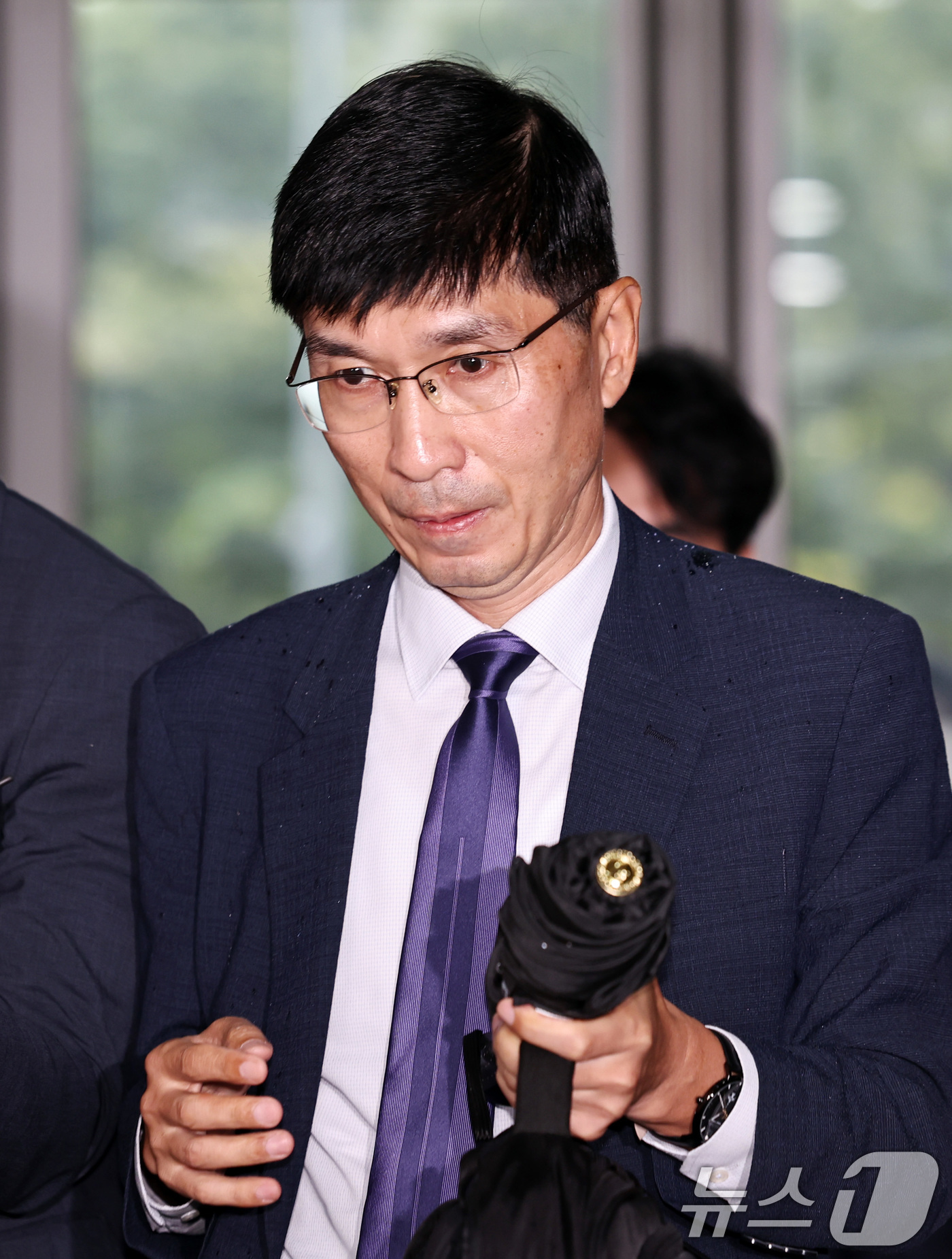 (서울=뉴스1) 구윤성 기자 = 임기훈 전 국방비서관이 24일 오후 참고인 신분으로 조사를 받기 위해 서울 서초구 순직해병특별검사팀 사무실에 출석하고 있다. 2025.9.24/뉴스 …