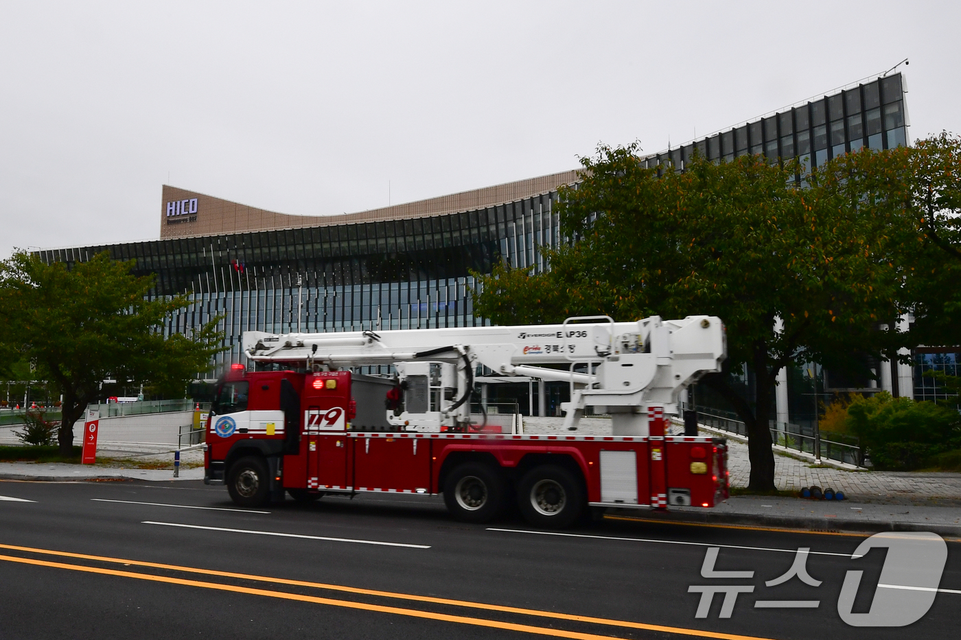 (경주=뉴스1) 최창호 기자 = 24일 APEC 정상회의장인 경북 경주시 화백컨밴션센터 앞 도로에 경주소방서 굴절차량이 화재 등 안전사고에 대비해 대기하고 있다. 2025.9.24 …