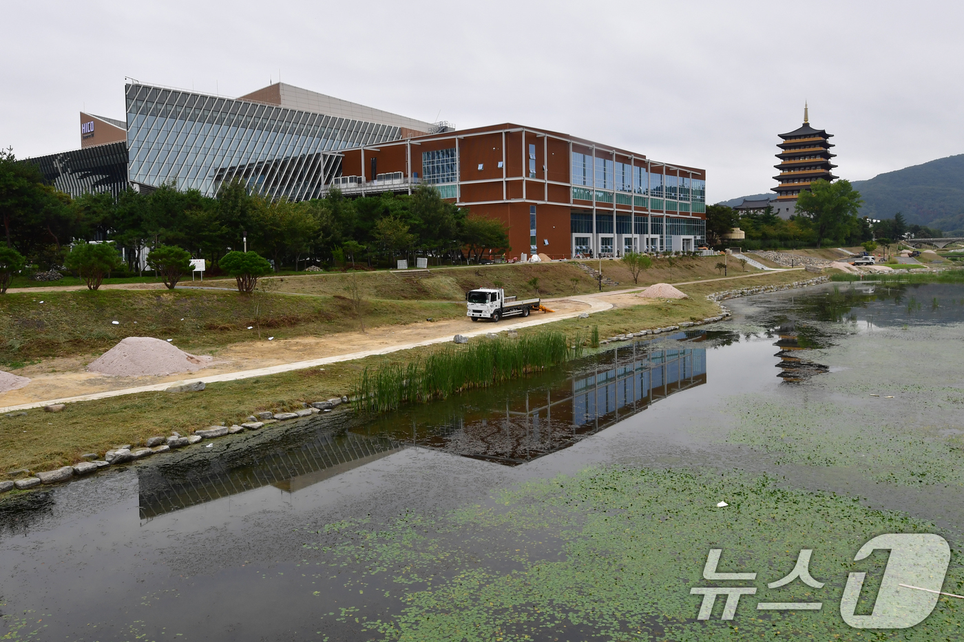 (경주=뉴스1) 최창호 기자 = 24일 APEC 정상회의장인 경북 경주시 화백컨밴션센터와 국제미디어센터에서 마무리 공사가 진행되고 있다.  2025.9.24/뉴스1