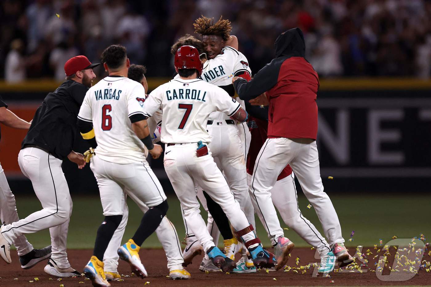 본문 이미지 - 애리조나 다이아몬드백스가 24일&#40;한국시간&#41; 열린 2025 메이저리그 LA 다저스와 홈 경기에서 5-4로 역전승했다. ⓒ AFP=뉴스1